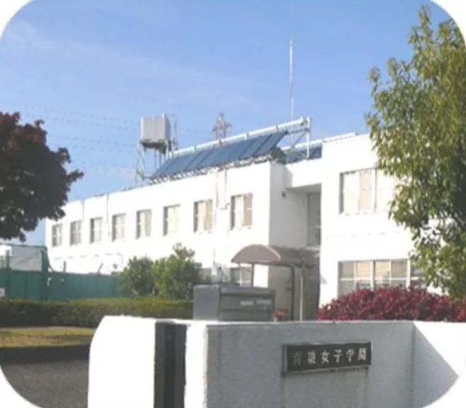 青葉女子学園の門と建物（公式紹介資料、撮影時期不明）