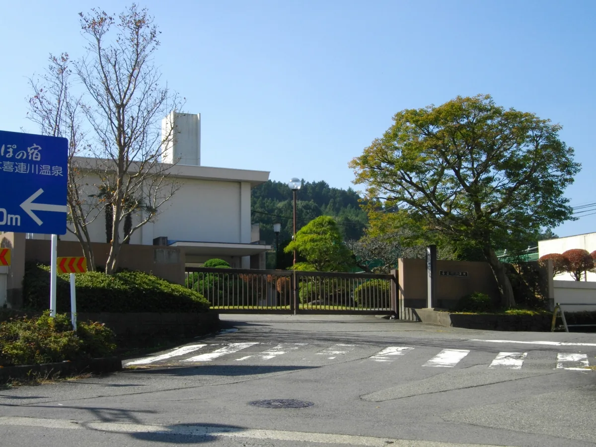 喜連川少年院の門と建物（2014年撮影）
