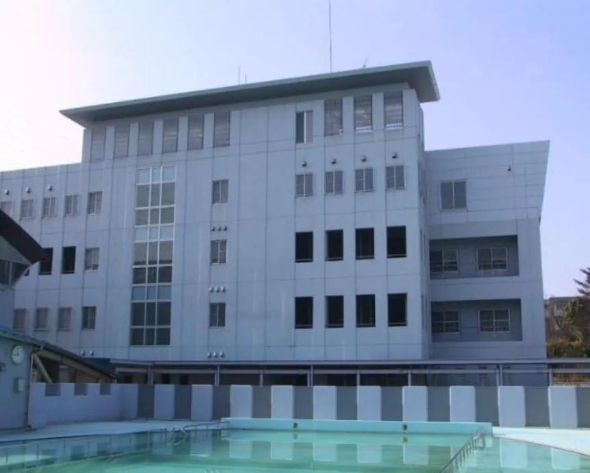 泉南学寮の校舎とプール付近（公式紹介資料、撮影時期不明）
