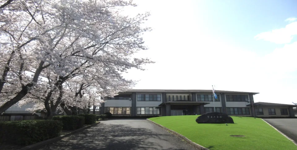奈良少年院の桜と建物・前庭(公式紹介資料、撮影時期不明)