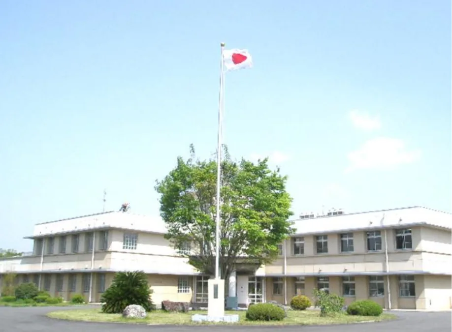 大分少年院の建物と国旗(公式紹介資料、撮影時期不明)