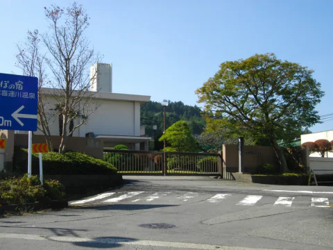 喜連川少年院の門と建物(2014年撮影)