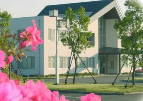 八街少年院の花壇越しに見える建物(公式紹介資料、撮影時期不明)