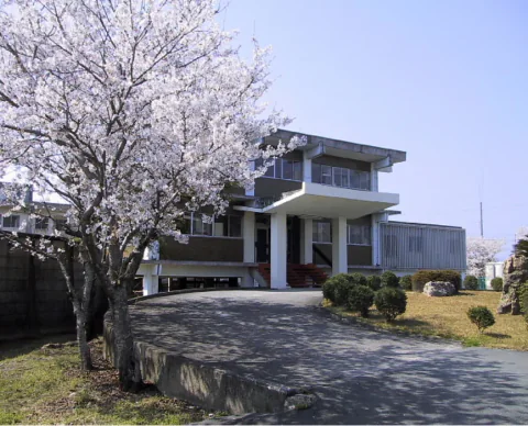宮川医療少年院の建物と前庭(公式紹介資料、撮影時期不明)