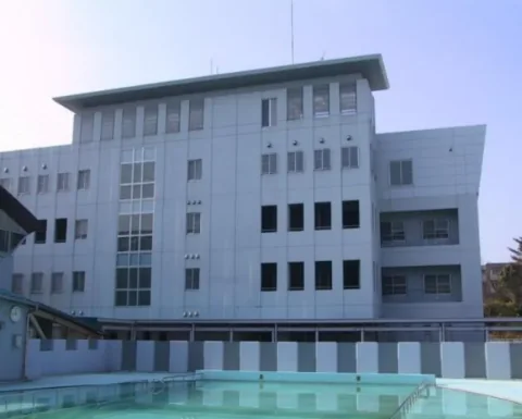 泉南学寮の校舎とプール付近(公式紹介資料、撮影時期不明)