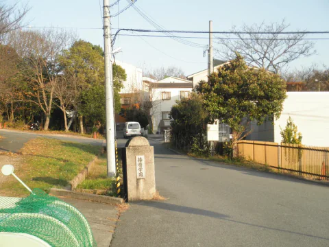 加古川学園・播磨学園の入口(2010年12月3日撮影、共用写真)。門柱には播磨学園と表示されています。撮影当時の記録で、現在の外観とは異なる場合があります。