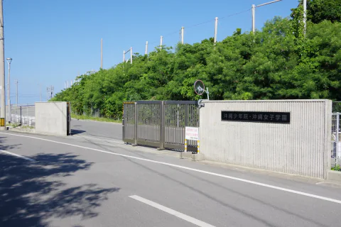 沖縄少年院・沖縄女子学園と表示された共用入口(2021年撮影)
